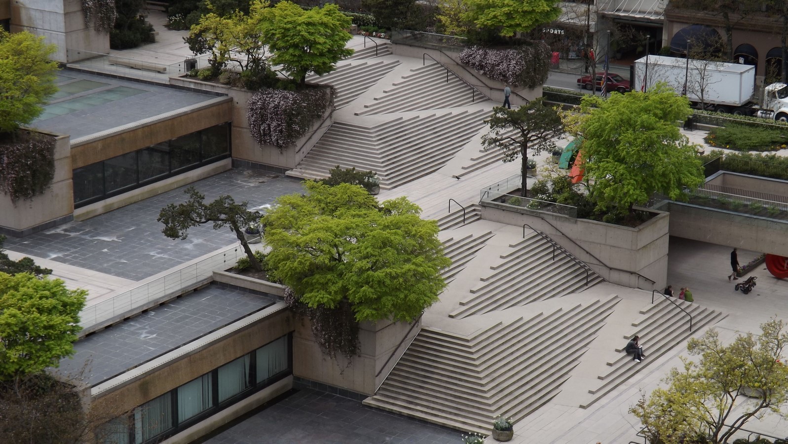 A blend of steps and ramp at Robson square in Vancouver © Pinterest