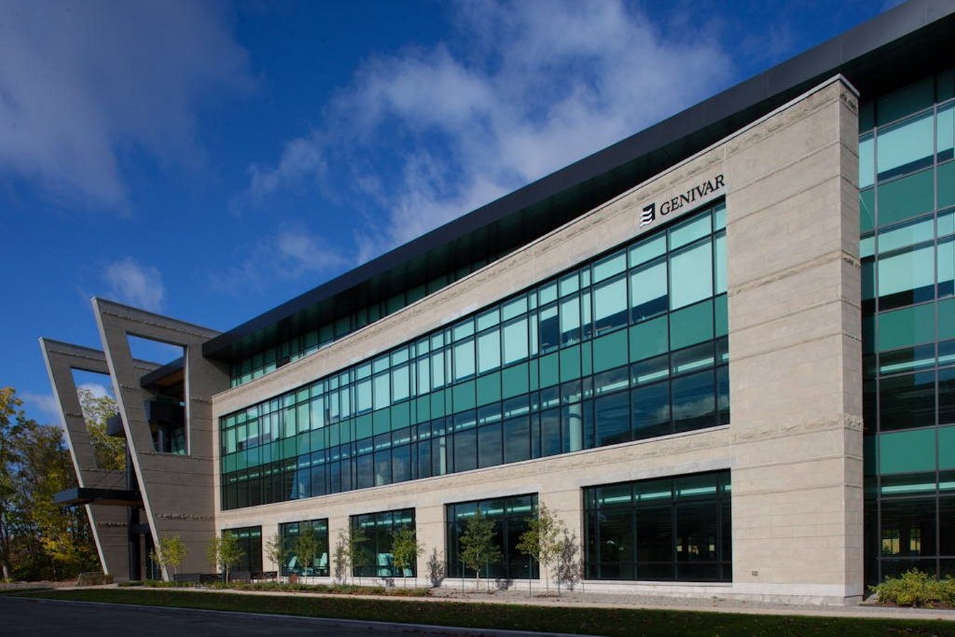 <span style="font-weight: 400;">Queensview Drive ⓒ Vincent P Colizza Architects Inc</span>