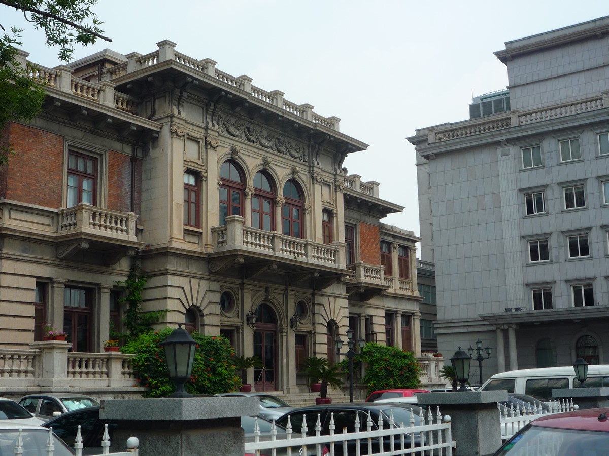 Kitsch Architecture: Developed by industrialization and urbanization Sheet10