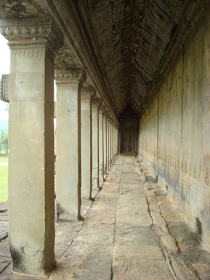 <span style="font-weight: 400;">Sandstone colonnade framing a long corridor_©</span><span style="font-weight: 400;">Arabsalam</span>