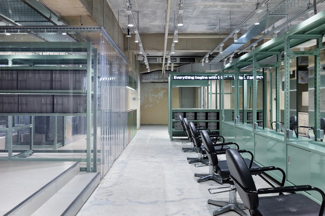 <span style="font-weight: 400;">Lim Loji Hair Salon_©Takumi Ota</span>