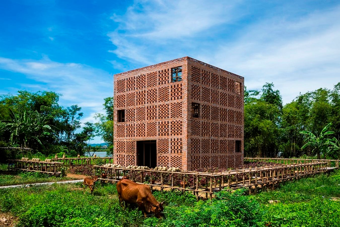 <span style="font-weight: 400;">Exterior view_©Source: </span><span style="font-weight: 400;">https://tropicalspaceil.com/upload/baiviet/w2-7701.jpg</span><span style="font-weight: 400;"> </span>