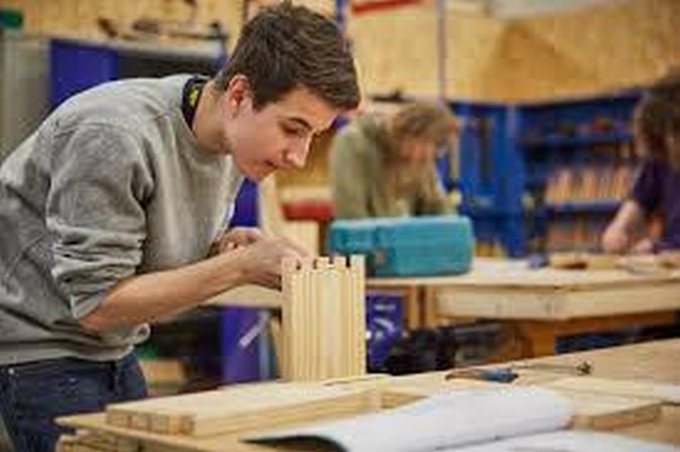 <i><span style="font-weight: 400;">Student engaged in a carpentry workshop ©www.gbmc.ac.uk/carpentry-and-joinery-certificate-level-1-brightonmet</span></i>