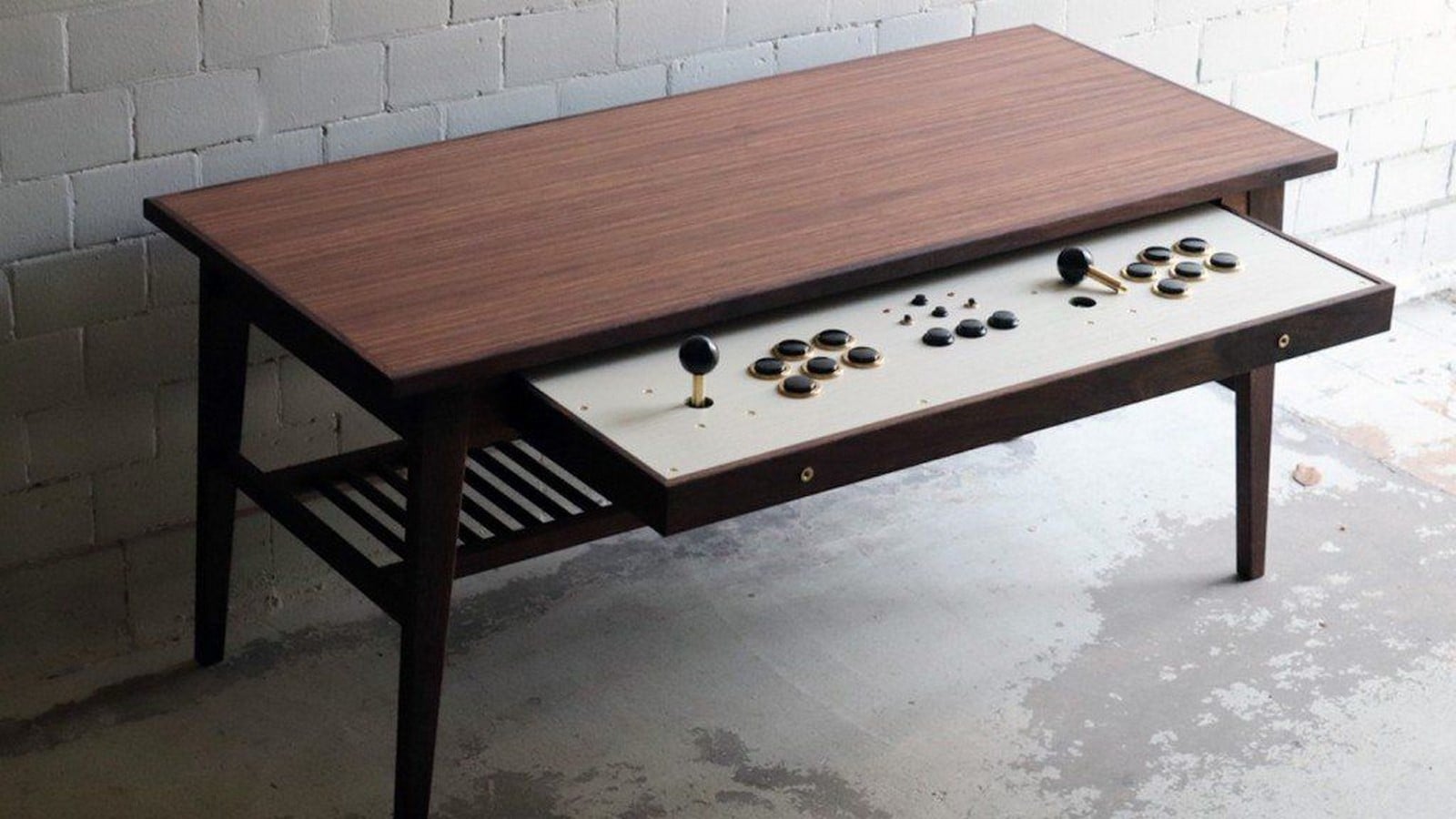 Table Arcade_©thegadgetflow.com/portfolio/retro-gamer-desk/