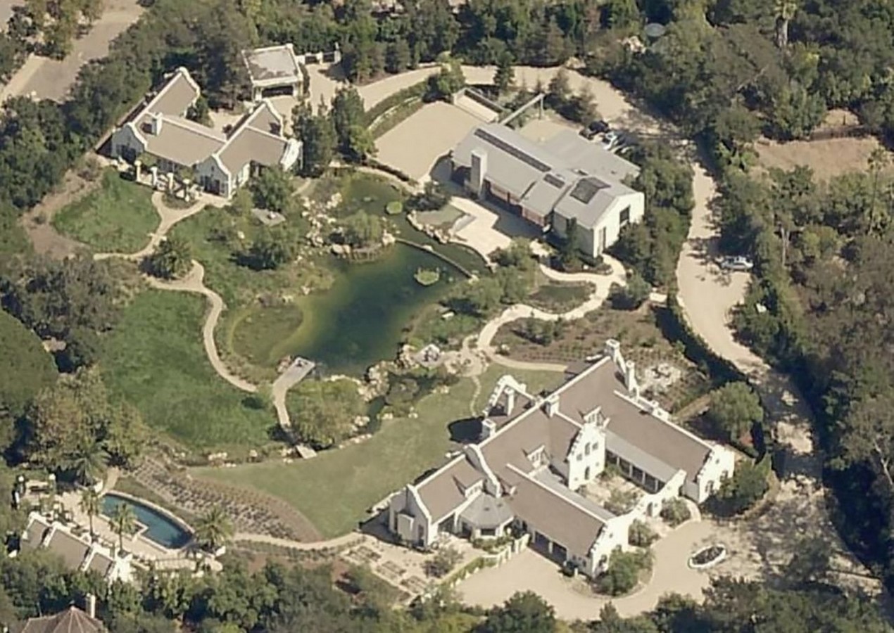 An inside look at all the houses owned by Ellen Degeneres - Sheet6