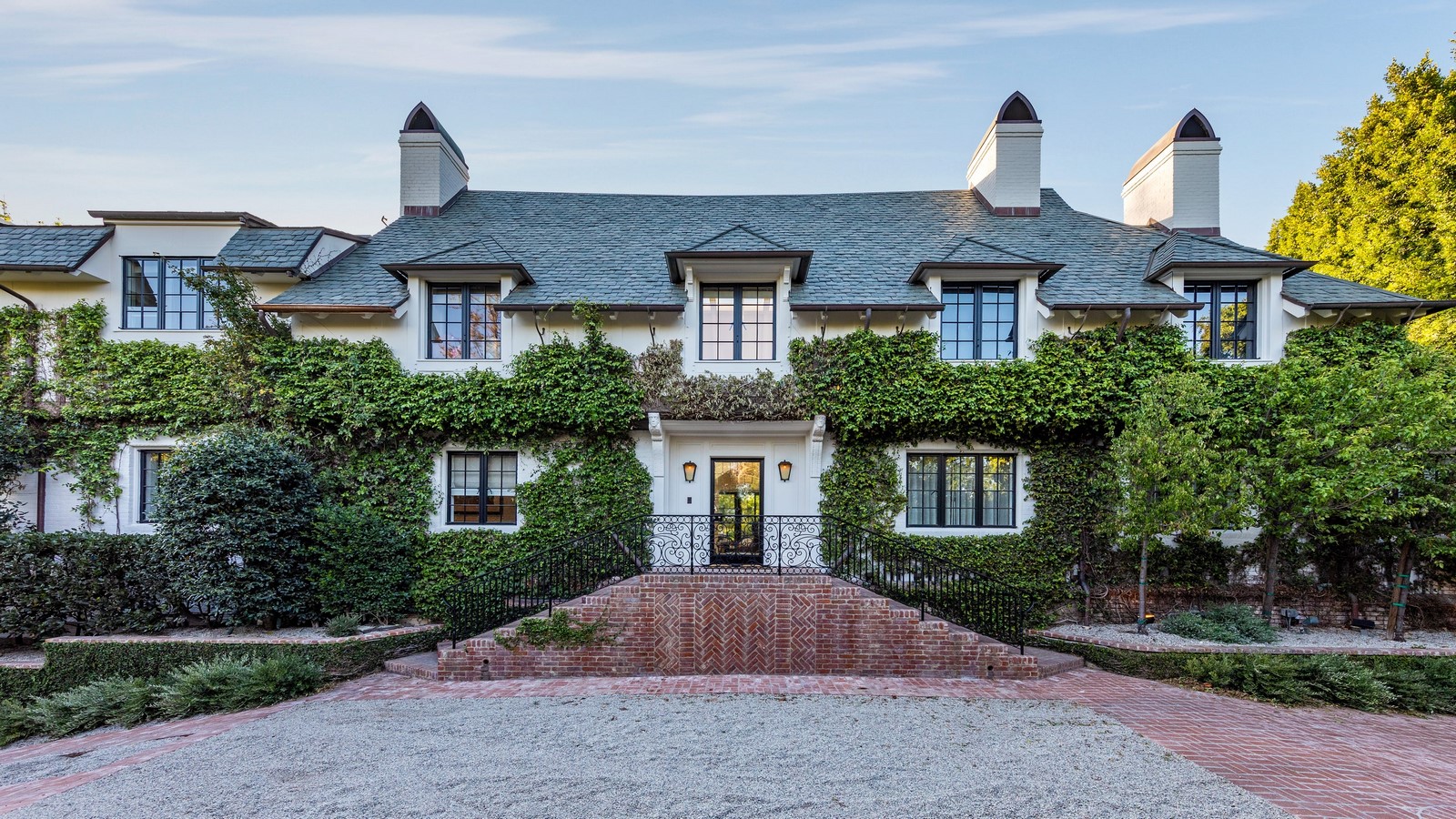 An inside look at all the houses owned by Ellen Degeneres - Sheet8