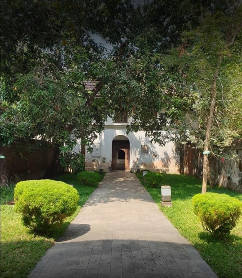 Pathway leading from the Arched gateway_kerala traveller