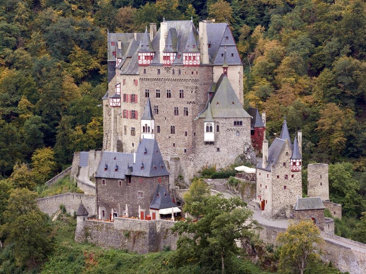 15 Castles around the World that are considered Haunted - Sheet1