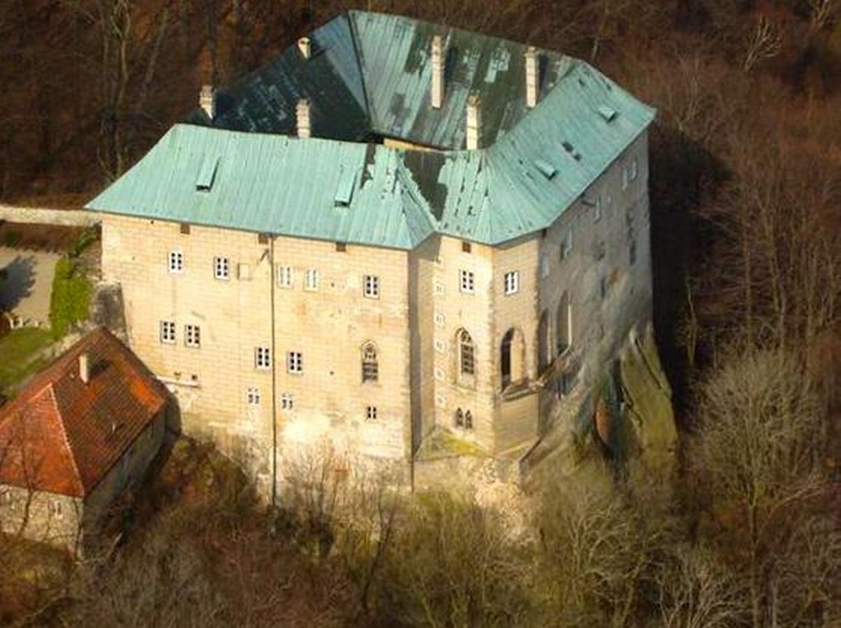 15 Castles around the World that are considered Haunted - Sheet3