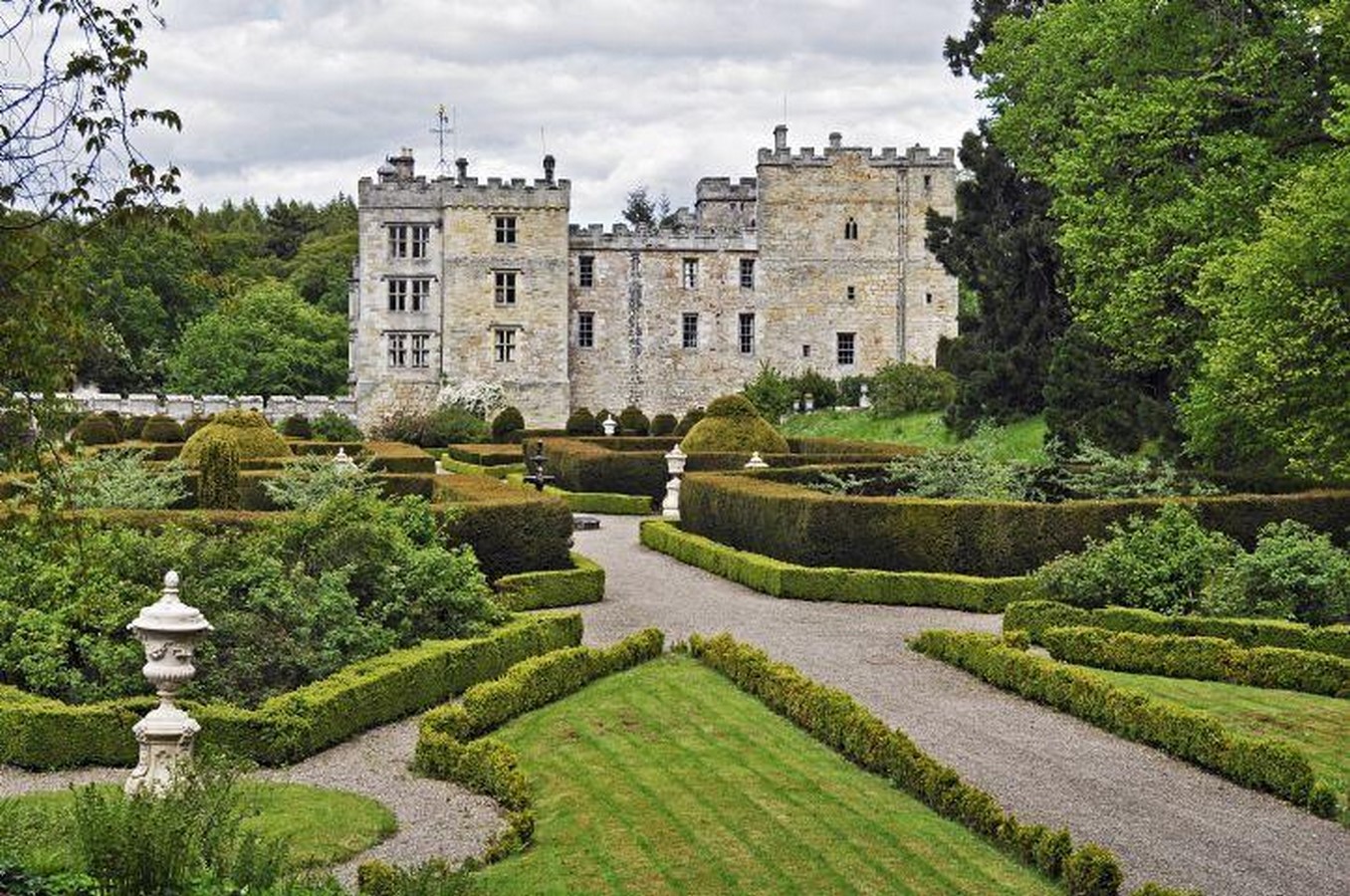 15 Castles around the World that are considered Haunted - Sheet4