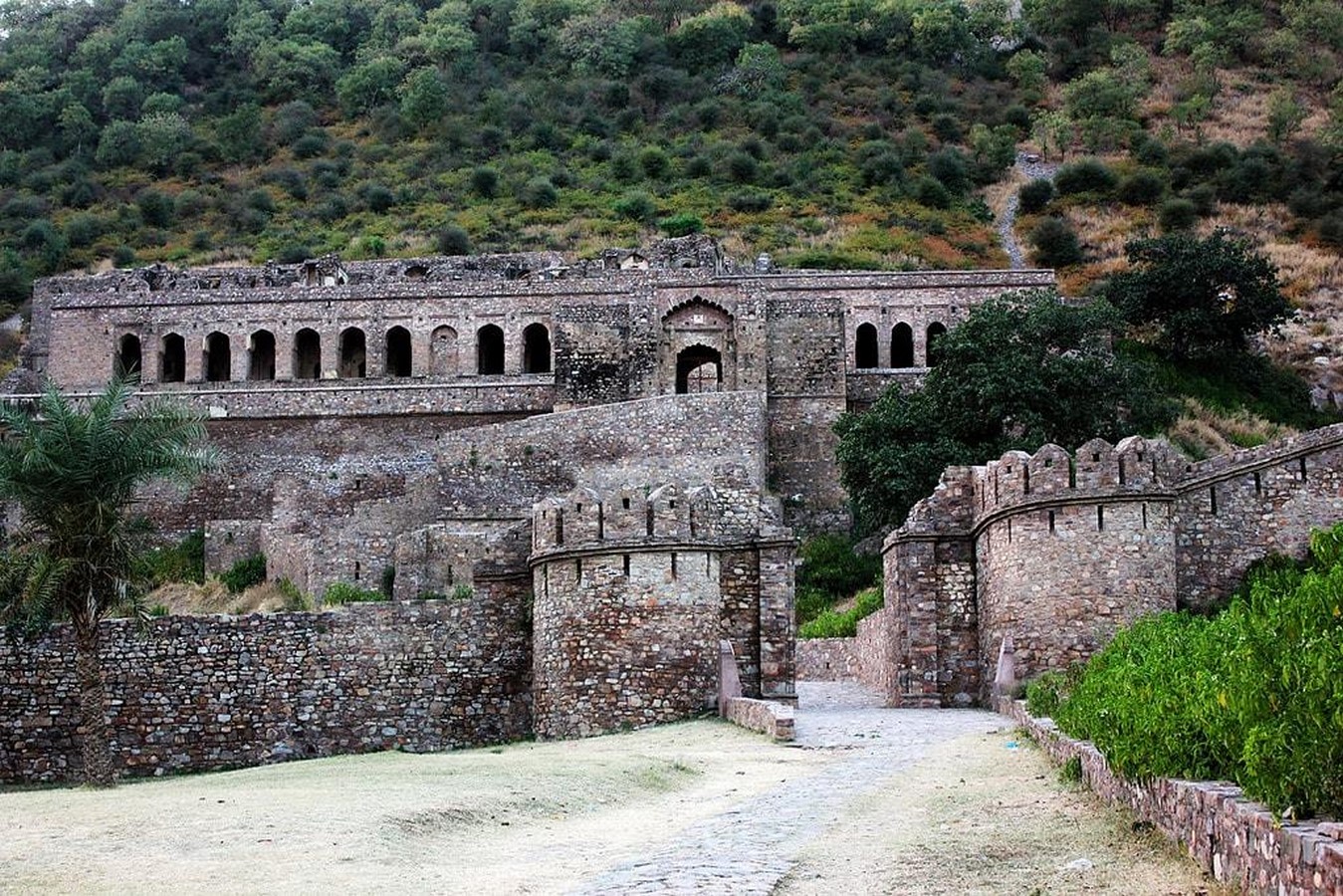 15 Castles around the World that are considered Haunted - Sheet8