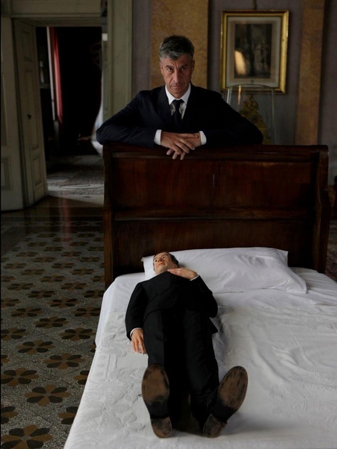 Maurizio Cattelan, Photograph credits to Pierpaolo Ferrari_©https://www.domusweb.it/en/art/2011/11/07/maurizio-cattelan-all-at-the-guggenheim.html