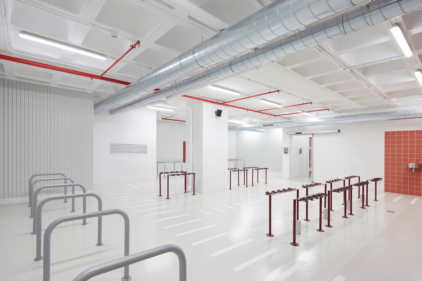 Bicycles and Electric Scooters Parking Space by m2 arquitectas: Minimalist Space - Sheet2