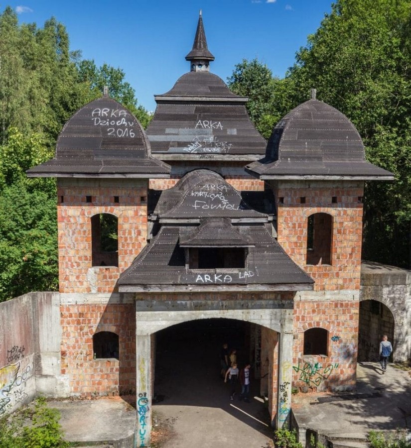 Lost in time: Łapalice Castle, Poland - Sheet5