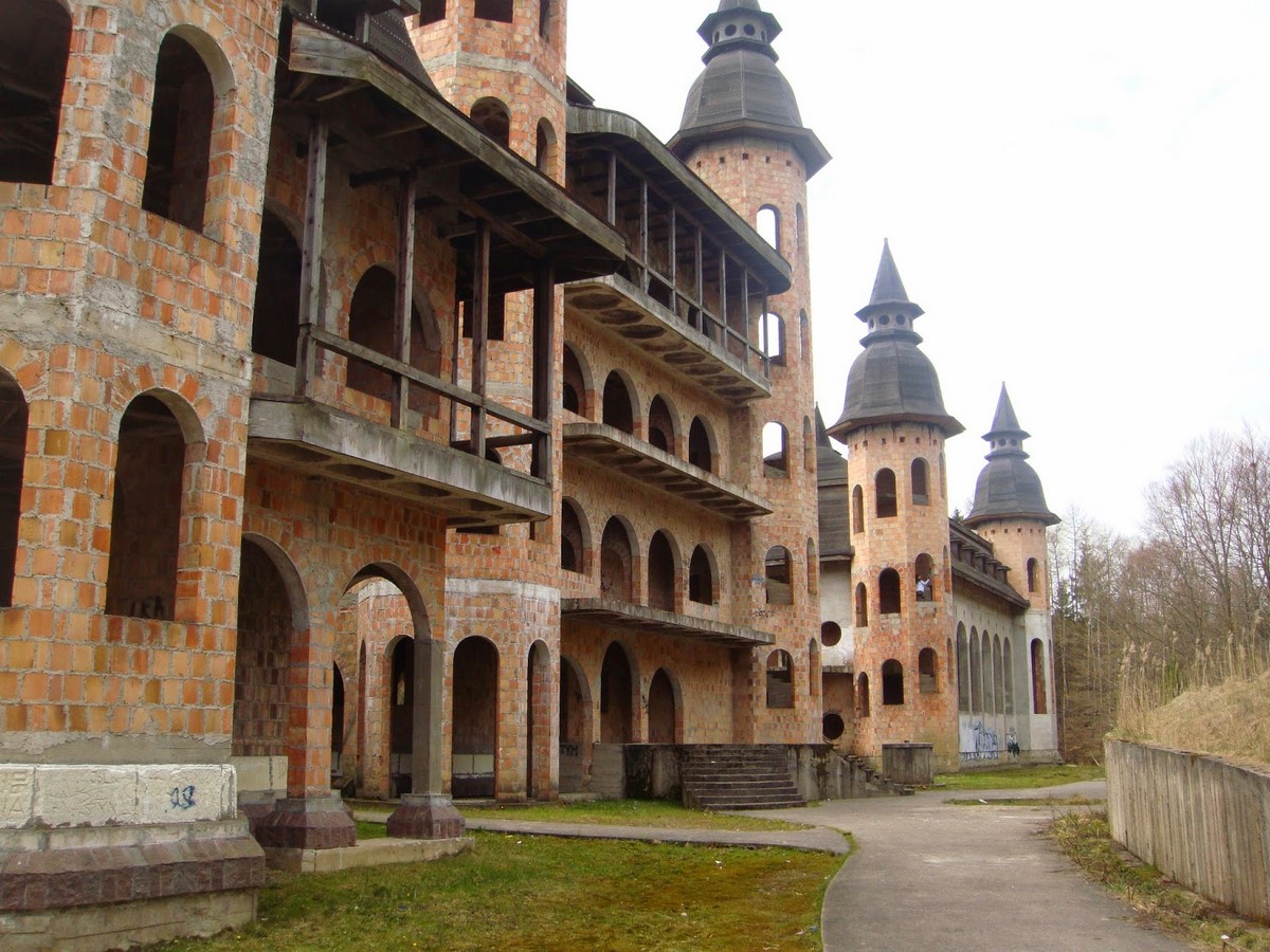Lost in time: Łapalice Castle, Poland - Sheet8