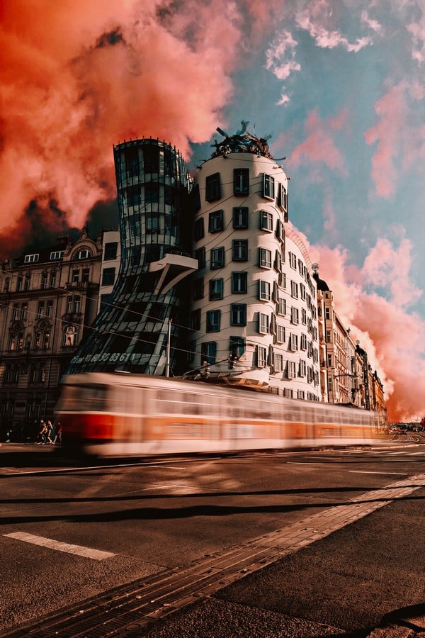 <span style="font-weight: 400;">The Dancing House_</span><b>©</b><span style="font-weight: 400;">John Jacobson-unsplash</span>