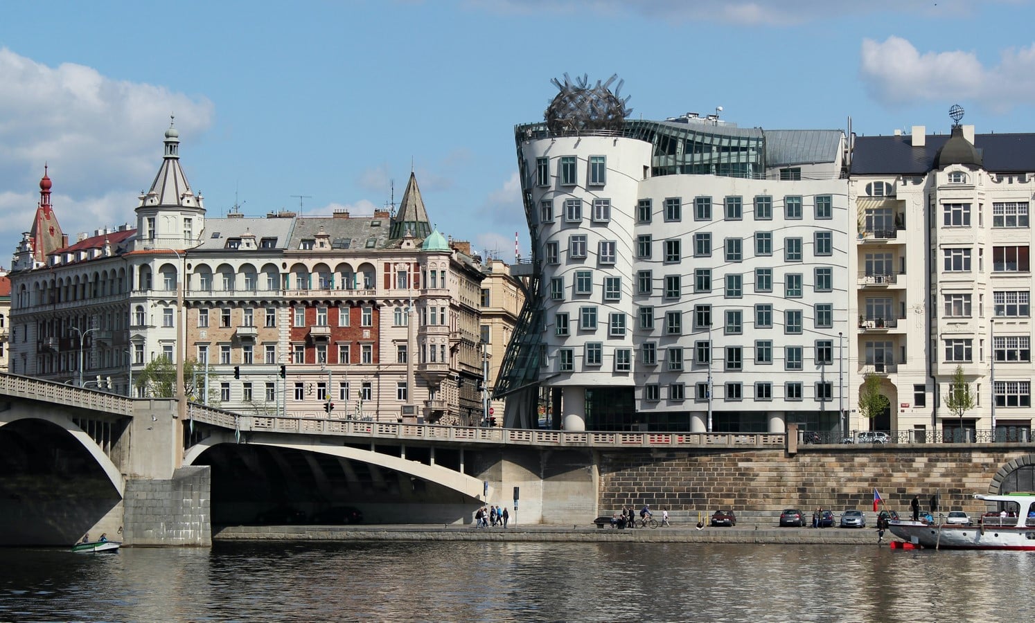 <span style="font-weight: 400;">The Dancing House_</span><b>©</b><span style="font-weight: 400;">Dusan Veverkolog-unsplash</span>