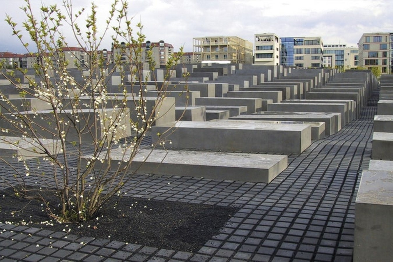 10 well known memorial grounds - Sheet6
