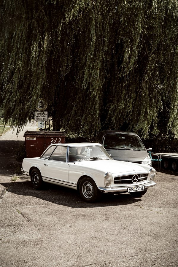 White Benz Coup_ ©Justus Menke (2020) https://www.pexels.com/photo/white-mercedes-benz-coupe-parked-on-road-side-5214193/