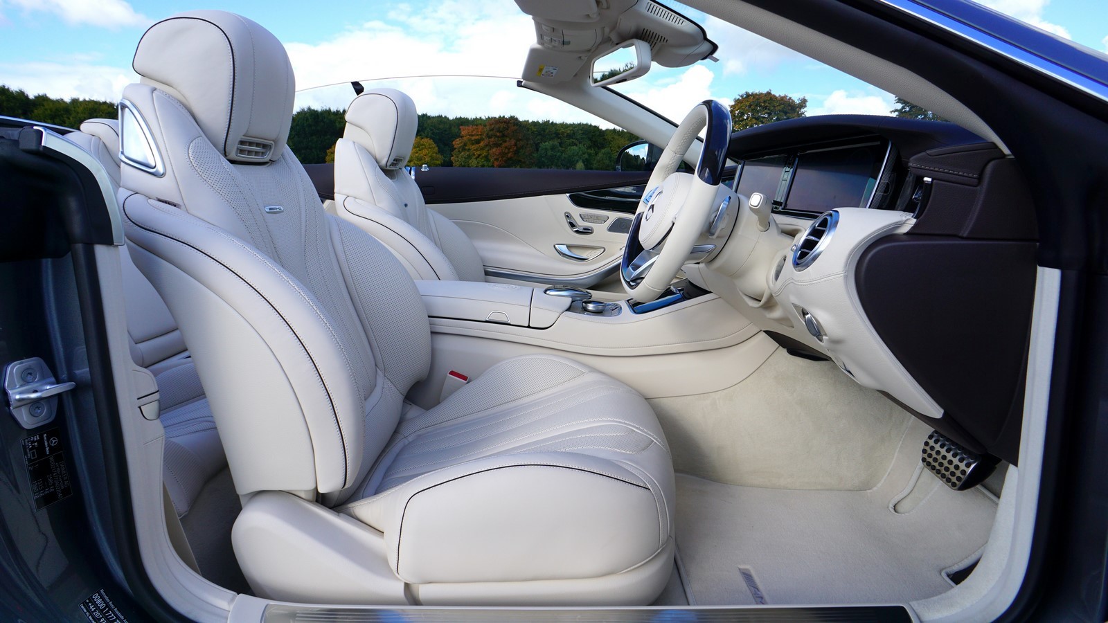Seat Design_ ©Mike (2016) https://www.pexels.com/photo/white-leather-bucket-car-seat-193997/