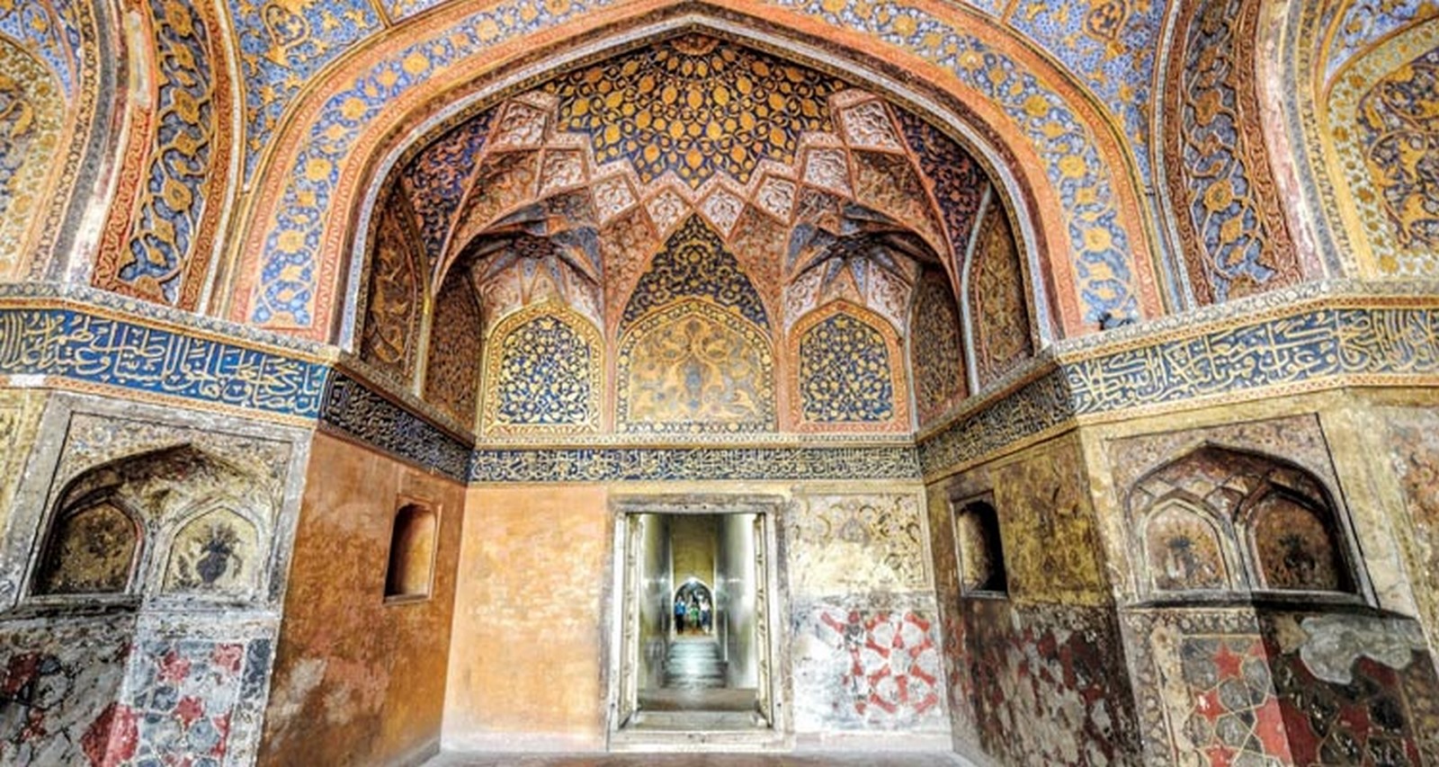 Decorated walls of the tomb _©agra.tourismindia.co.in