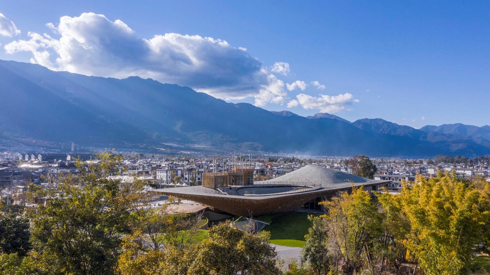 The organic profile of earthy slate-covered roof_©www.jinweiqi.top
