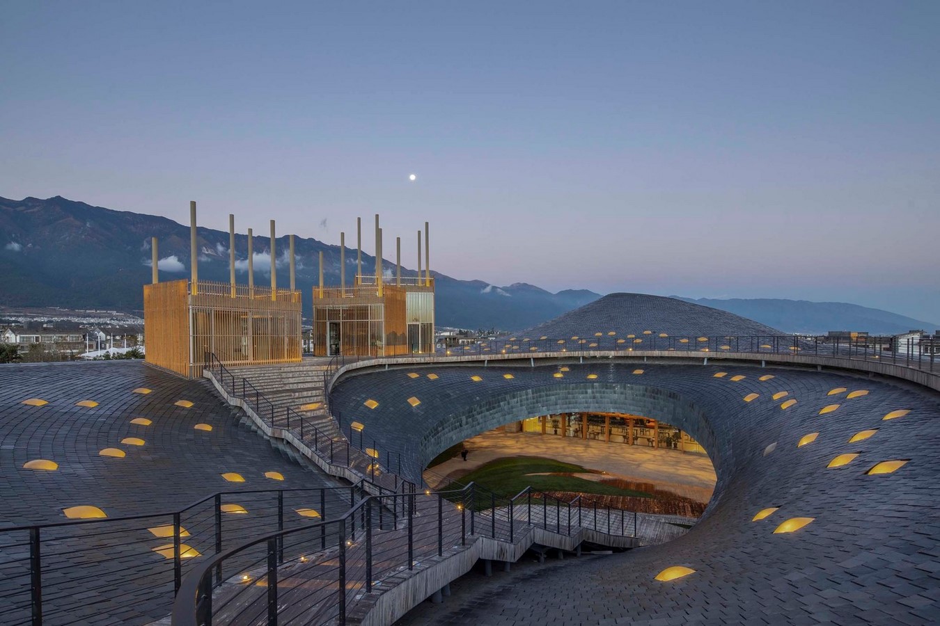 The organic profile of earthy slate-covered roof_©www.jinweiqi.top