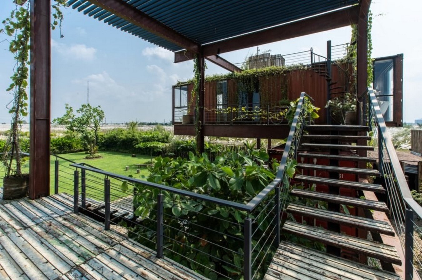 The entire structure looks like it is floating due to the open spaces that weave around it_©inhabitat.com