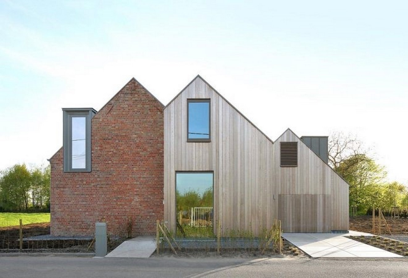 Converted Farmhouse_©www.dezeen.com/2016/08/19/atelier-tom-vanhee-architects-gabled-wooden-extension-refurbished-brick-farmhouse-aartrijke-belgium/