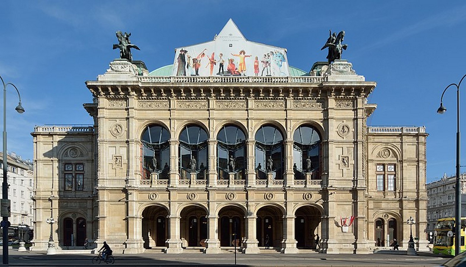 15 Examples of Exquisite Opera House around the world - Sheet25