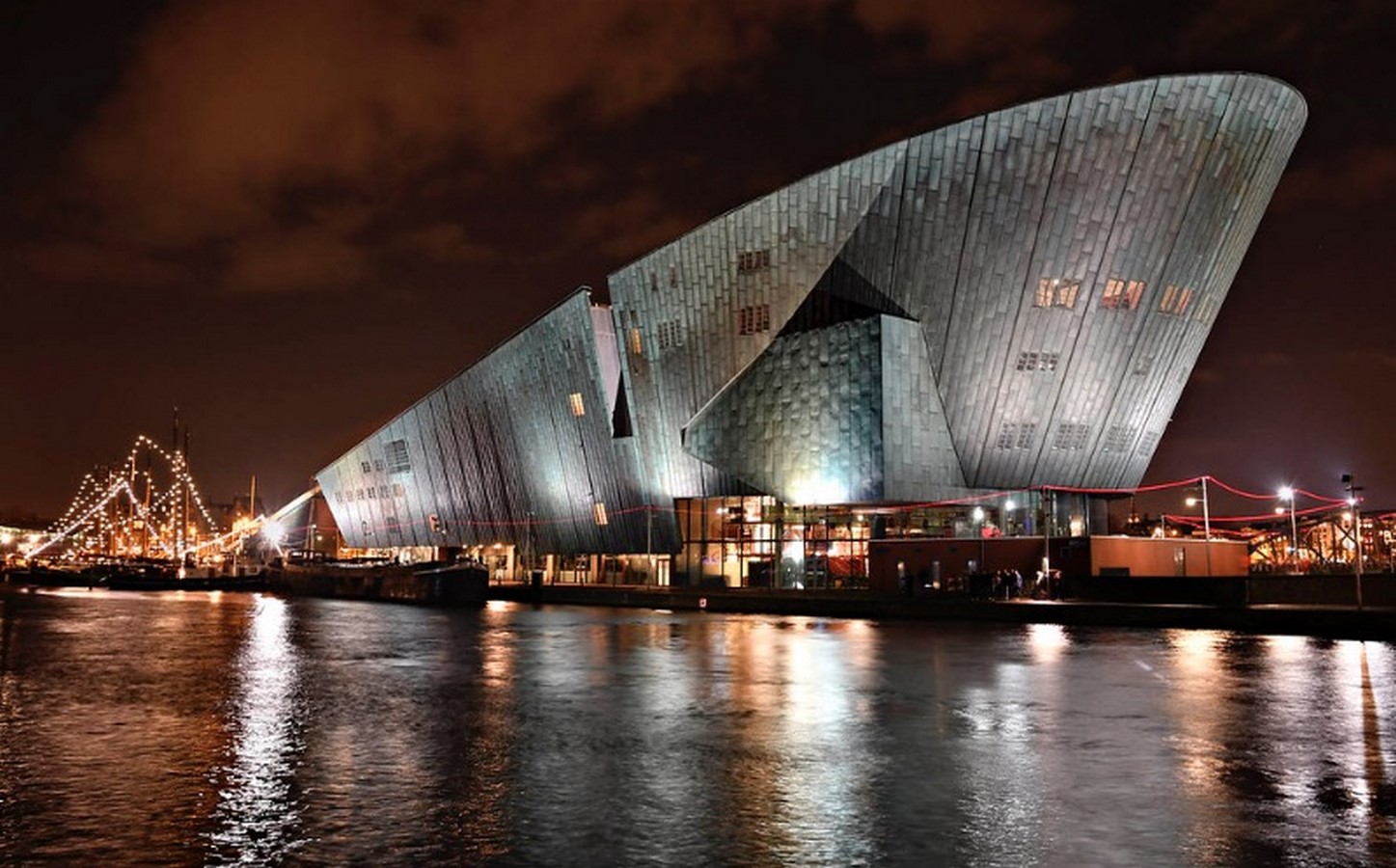 NEMO Science Museum by Renzo Piano: Philosophy of Contextual Spaces - Sheet1