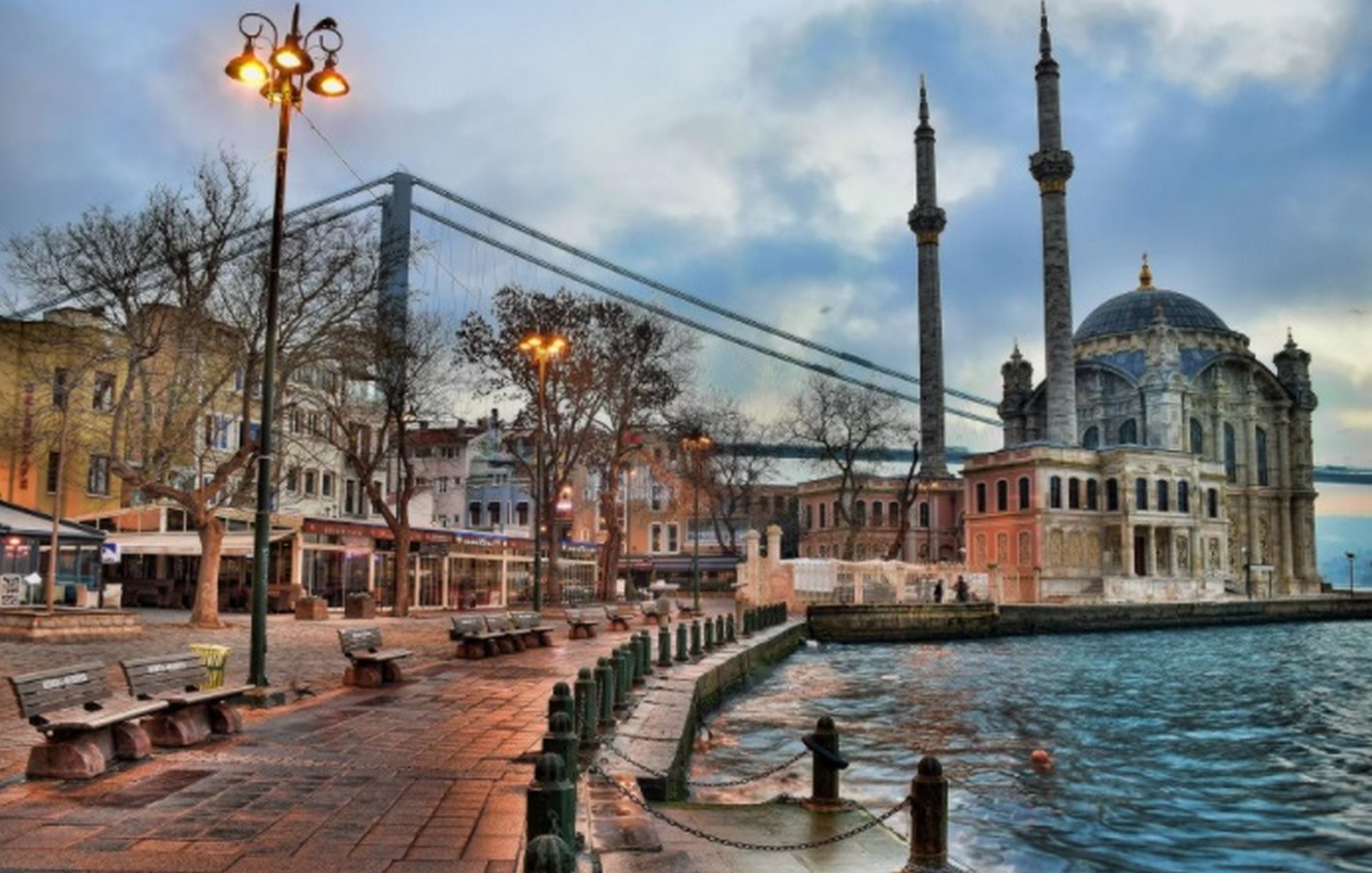 Ortakoy square_© kimgezer.com/istanbulun-en-populer-meydanlari/