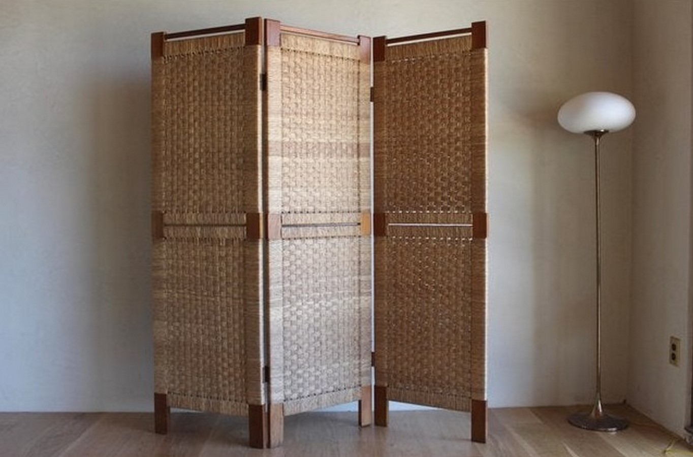 Woven Rush Folding Screen_©www.modernhausdesign.com