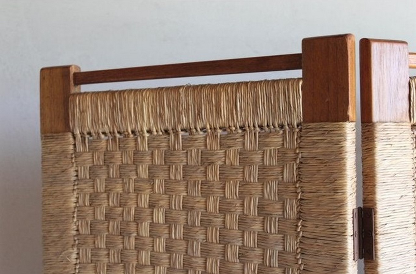 Woven Rush Folding Screen_©www.modernhausdesign.com