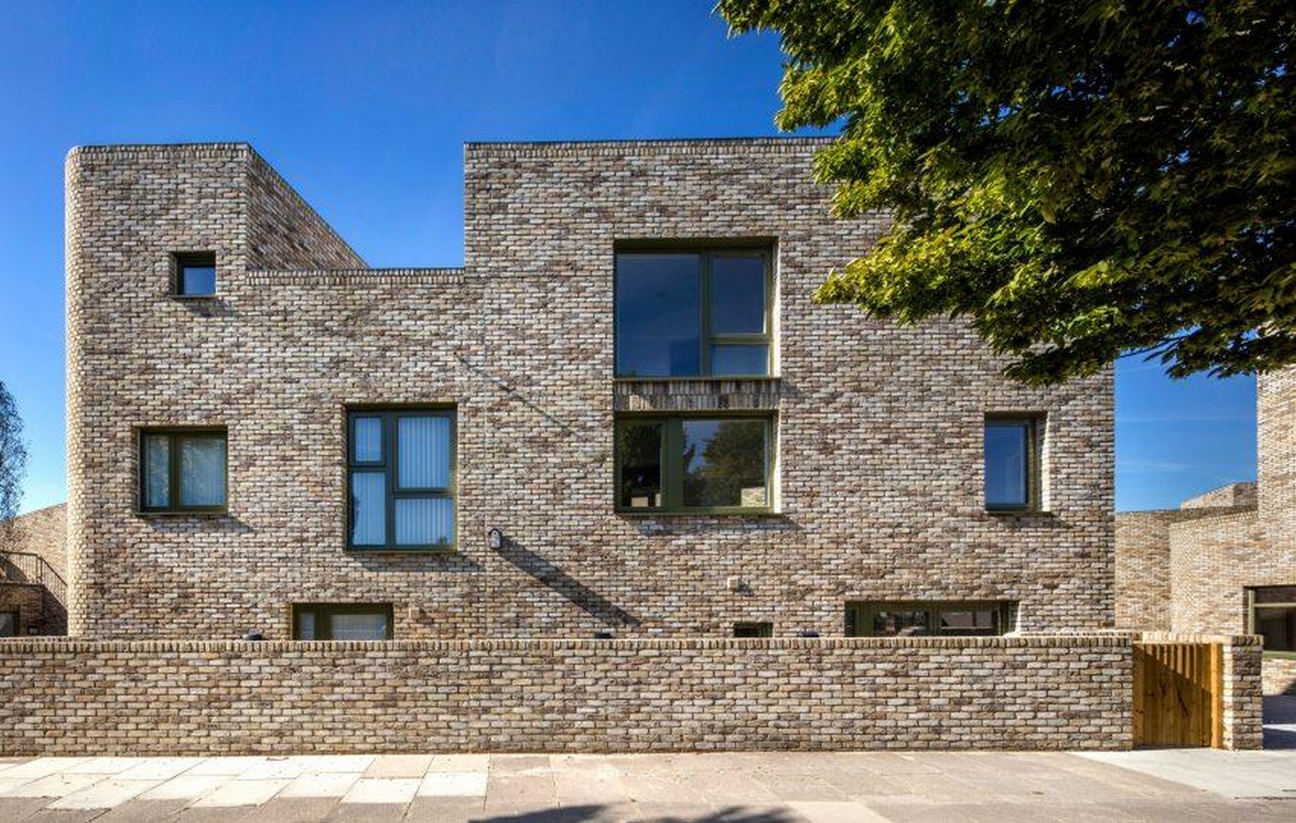 ©www.dezeen.com/2020/11/19/peter-barber-architects-affordable-housing-greenwich-rochester-way/