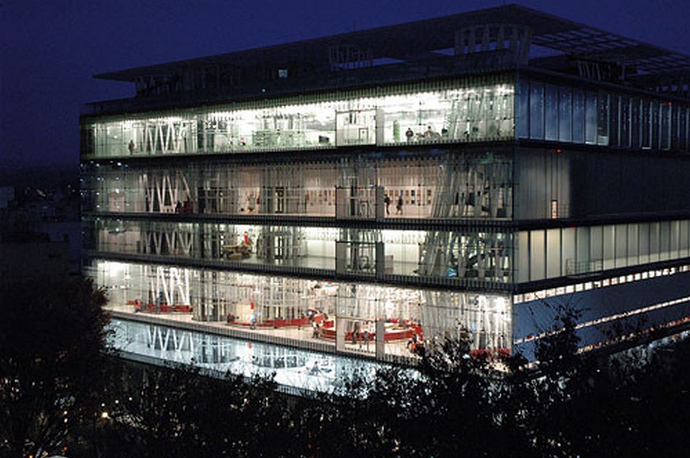 Sendai Mediatheque achieves new levels of transparency and lightness_©toyo ito and assc