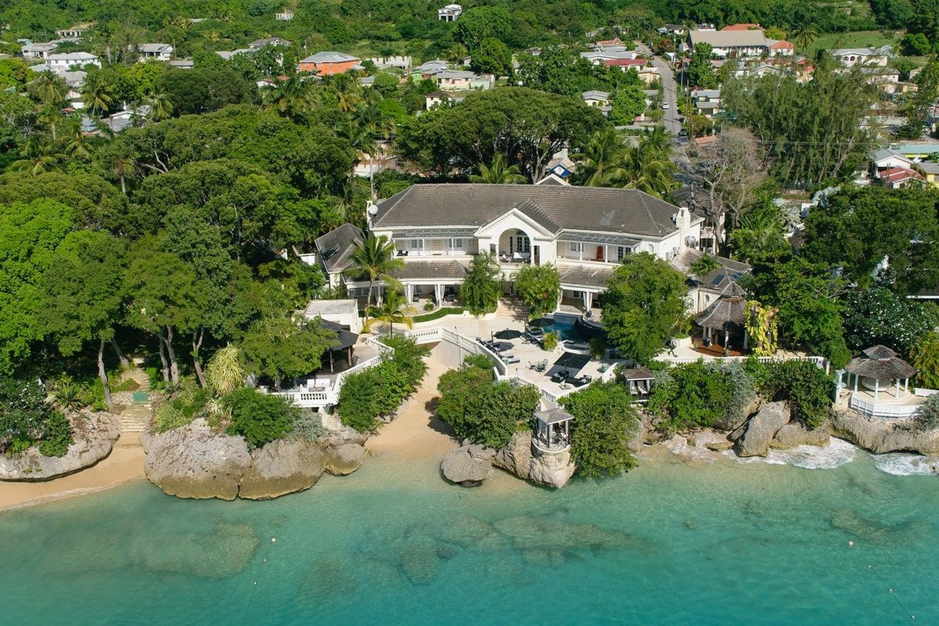 An inside look at all the houses owned by Rihanna - Sheet3