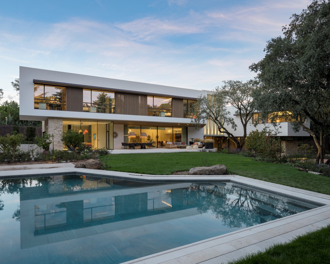 A house around a holm oak tree. Single-family house in La Moraleja, Madrid By MMA - Sheet6