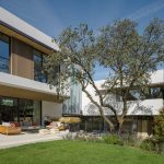 A house around a holm oak tree. Single-family house in La Moraleja, Madrid By MMA - Sheet7