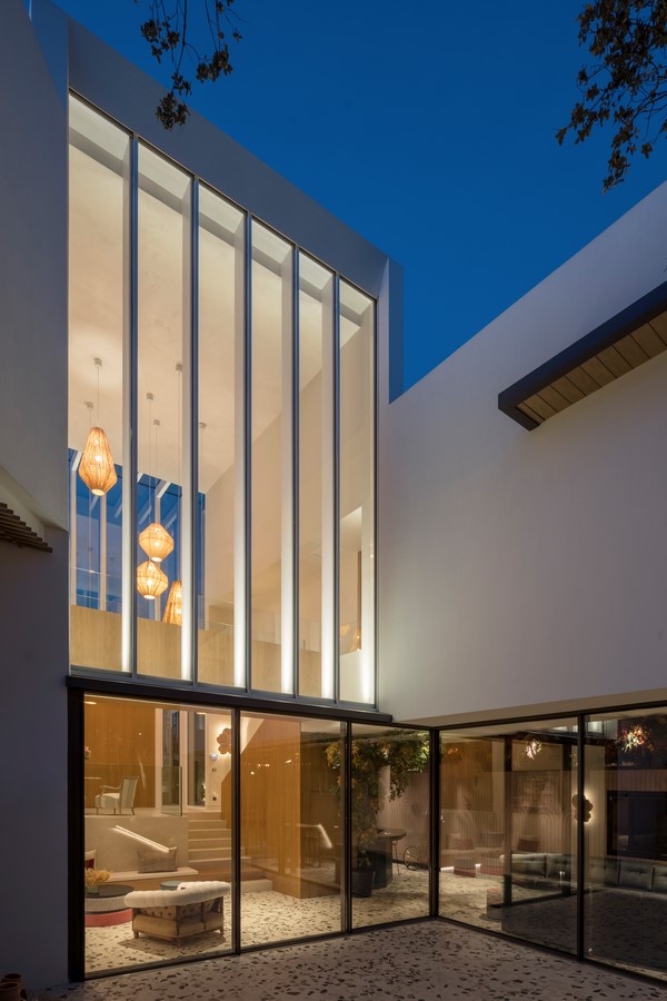 A house around a holm oak tree. Single-family house in La Moraleja, Madrid By MMA - Sheet8