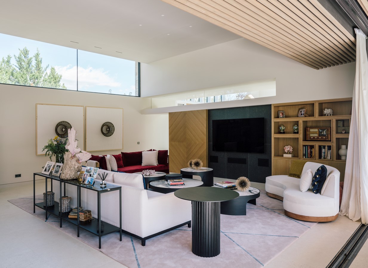 A house around a holm oak tree. Single-family house in La Moraleja, Madrid By MMA - Sheet9