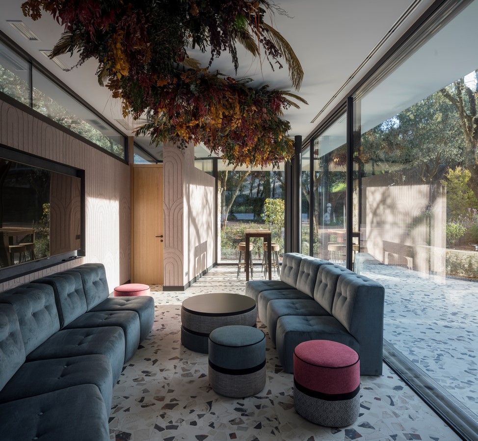 A house around a holm oak tree. Single-family house in La Moraleja, Madrid By MMA - Sheet10