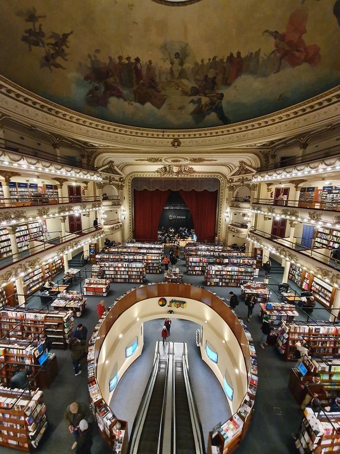 A theatre in Buenos Aires that got repurposed into a library_boredpanda.com