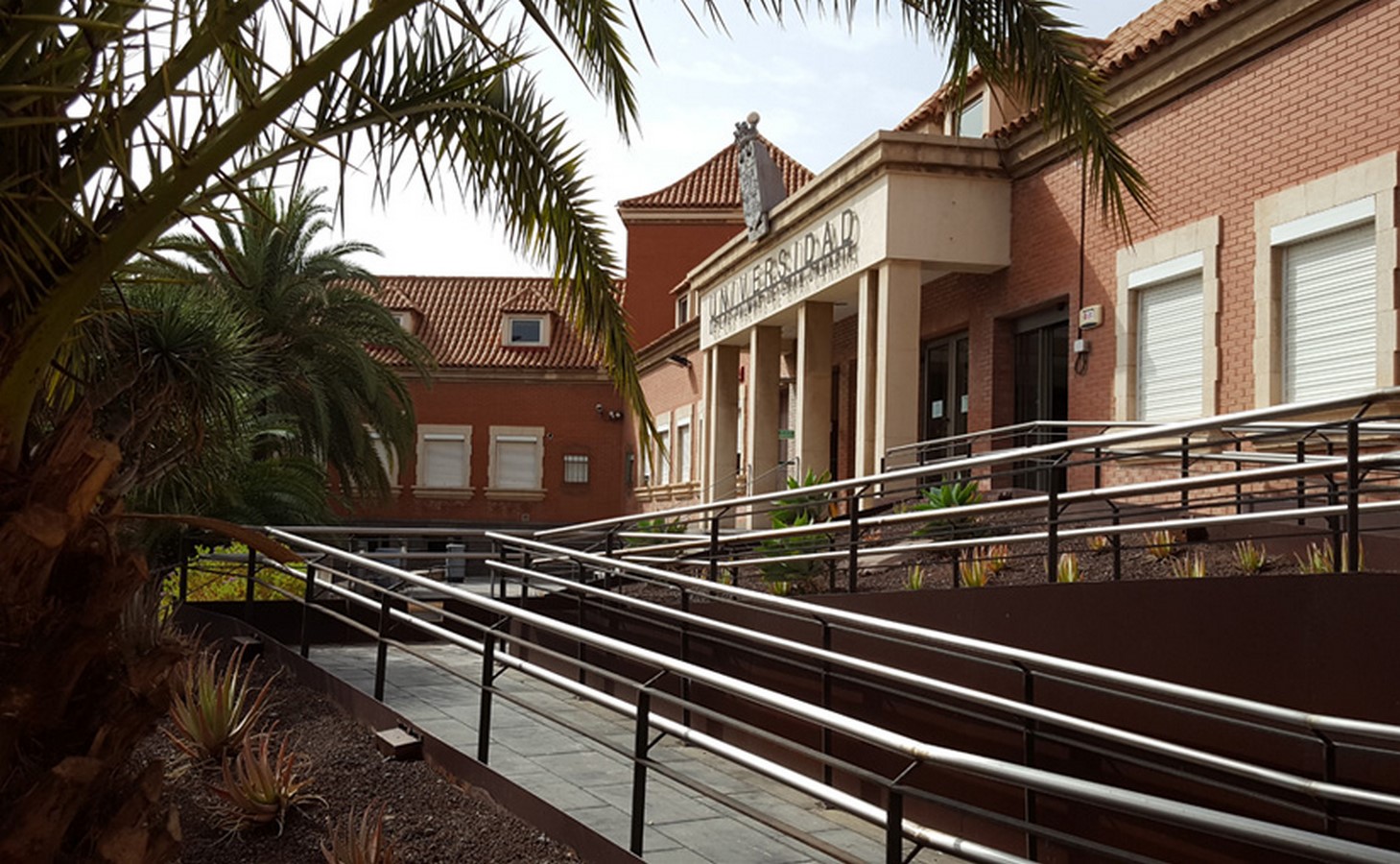 Estudio de ARQUITECTURA en Tenerife Esteban Rosell_©estebanrosell.com/proyectos/reforma-en-los-accesos-para-la-universidad-de-las-palmas/