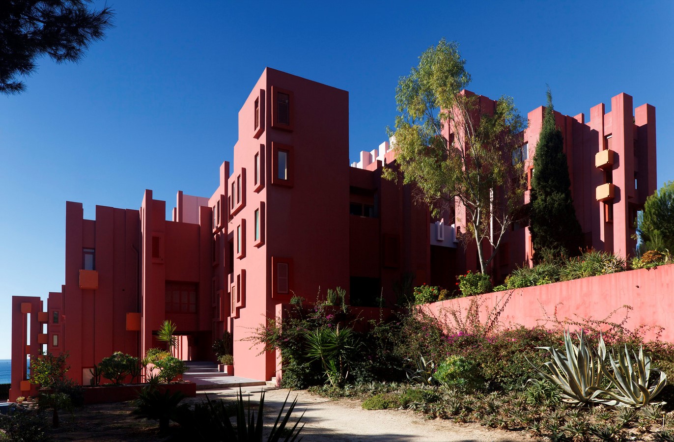 La Muralla Roja by Ricardo Bofill: The tail of tomorrow - Sheet2
