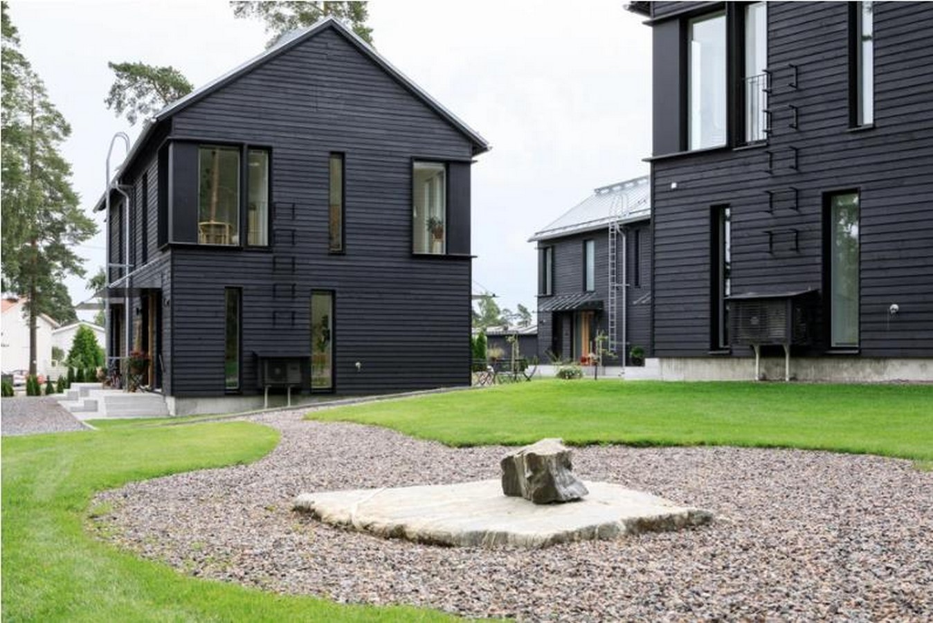 Black houses, Espoo_©www.minimoarchitecture.com/