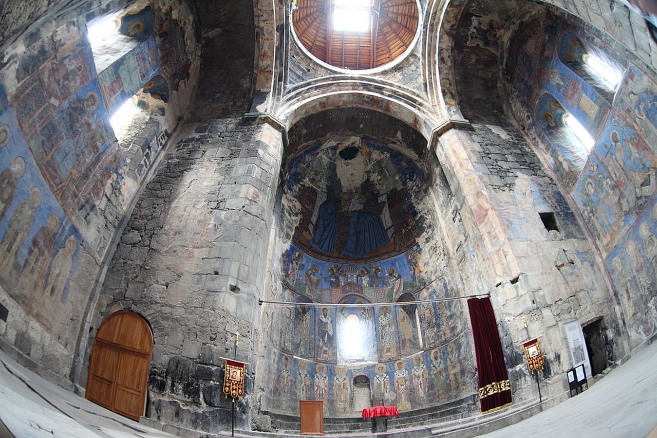 interior of Akhtala monastery _©wikimedia.org