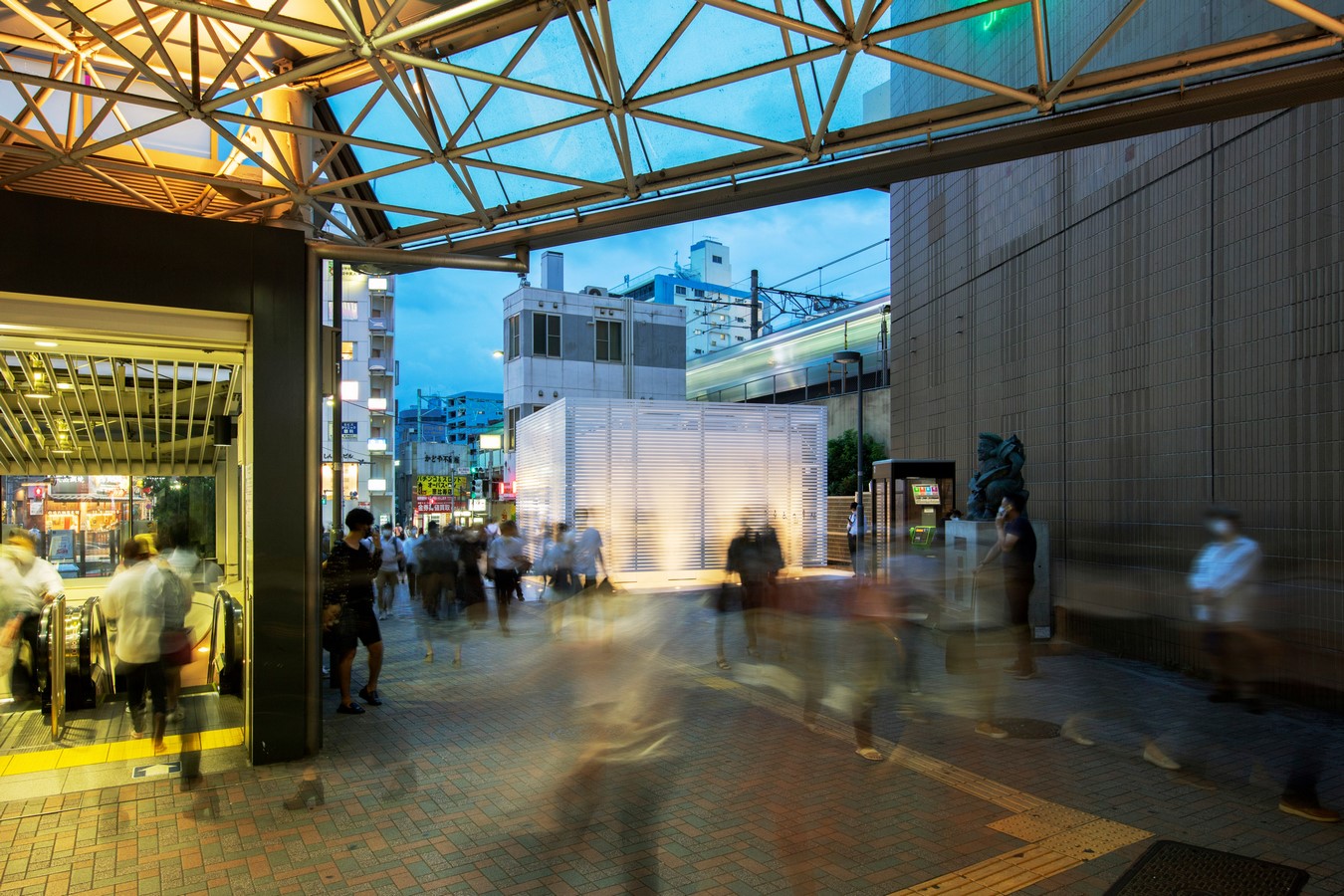 Public Toilet wrapped with White Aluminium Louvres In Central Tokyo by Kashiwa Sato - Sheet2