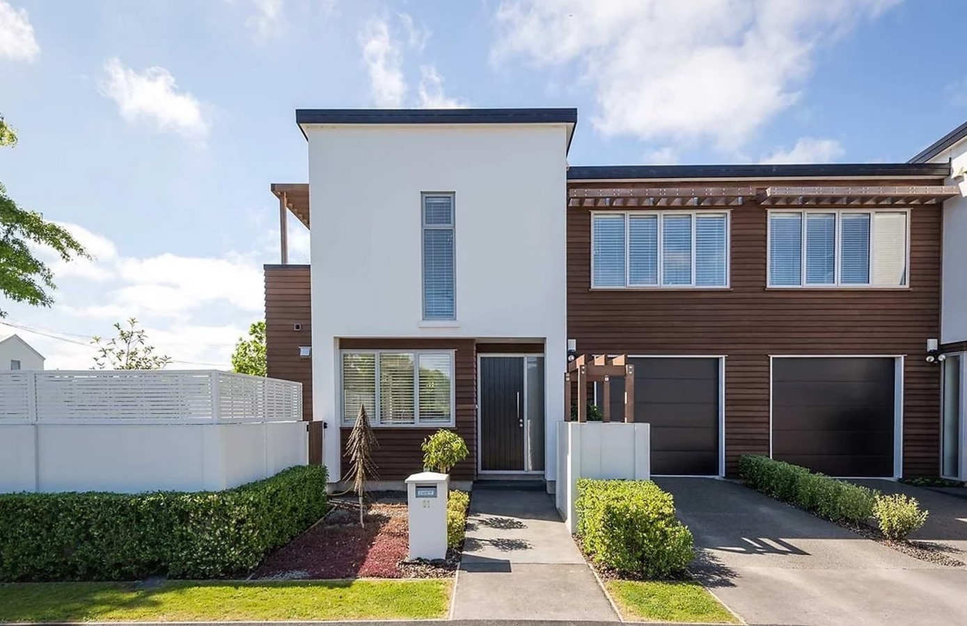 Townhouses_©https://static.wixstatic.com/media/d33d06_440af1e100da41e9a94fb6b0b66a7254~mv2.jpg/v1/fill/w_1086,h_725,al_c,q_85,usm_0.66_1.00_0.01,enc_auto/d33d06_440af1e100da41e9a94fb6b0b66a7254~mv2.jpg?w=999