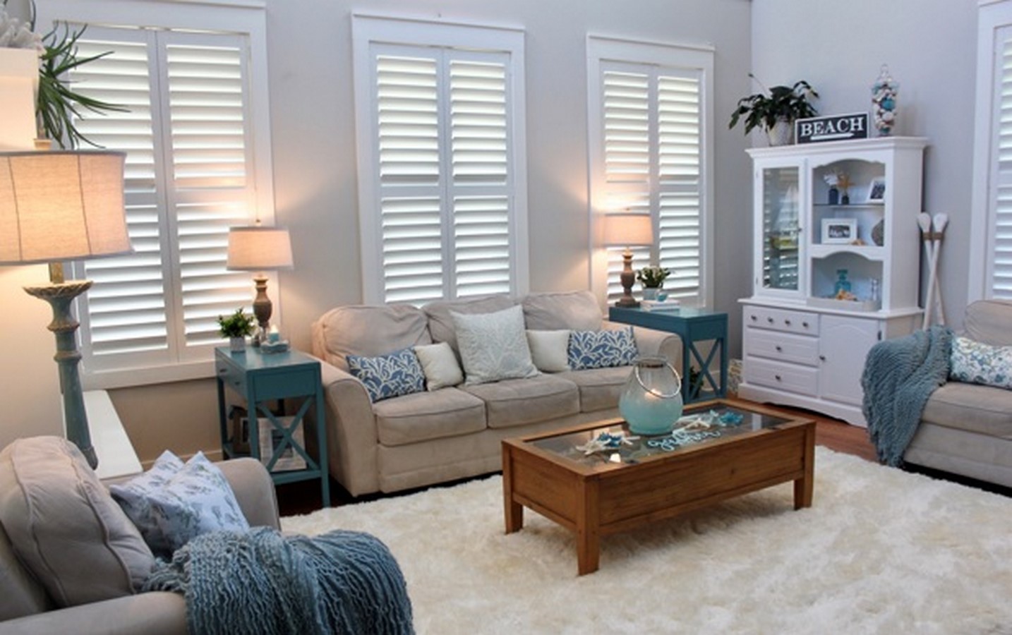 Living Room_©https://www.sunburstshuttersjacksonville.com/corporate/images/Polywoodinlivingroom.jpg?w=999